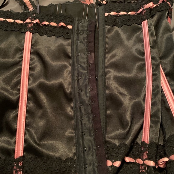 Pink & black corset - Picture 2 of 2